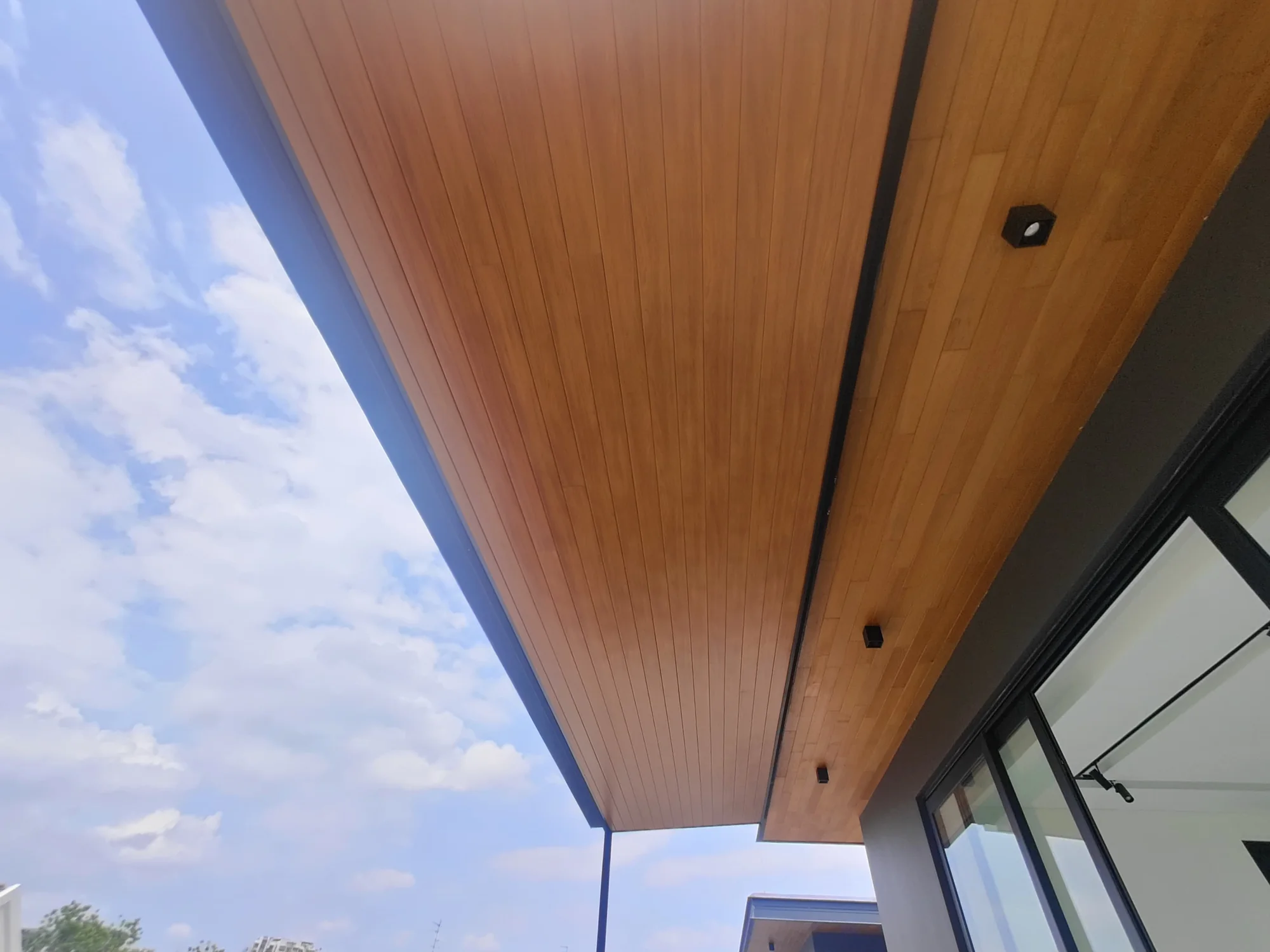 Composite panel or fluted: choosing an outdoor aluminium roof